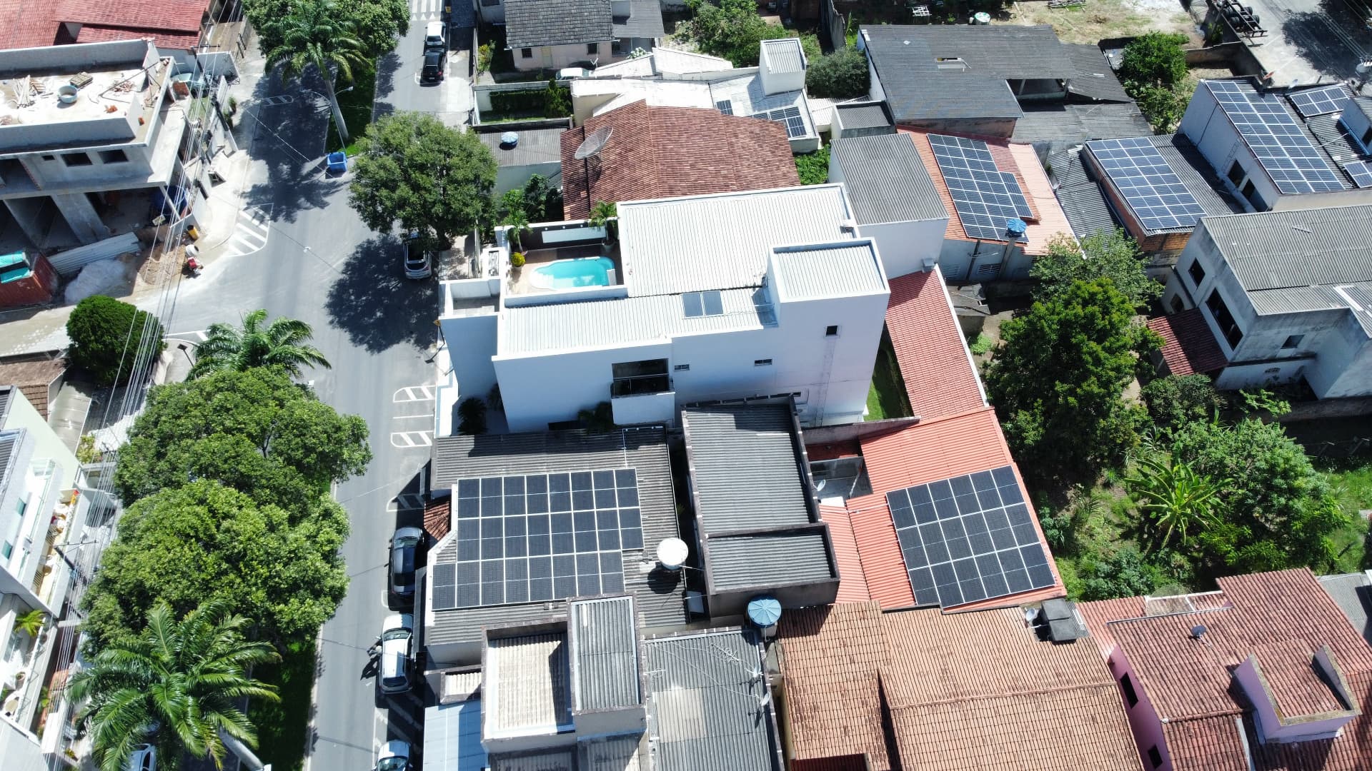 Energia solar vale a pena? Veja o ROI real em 2026